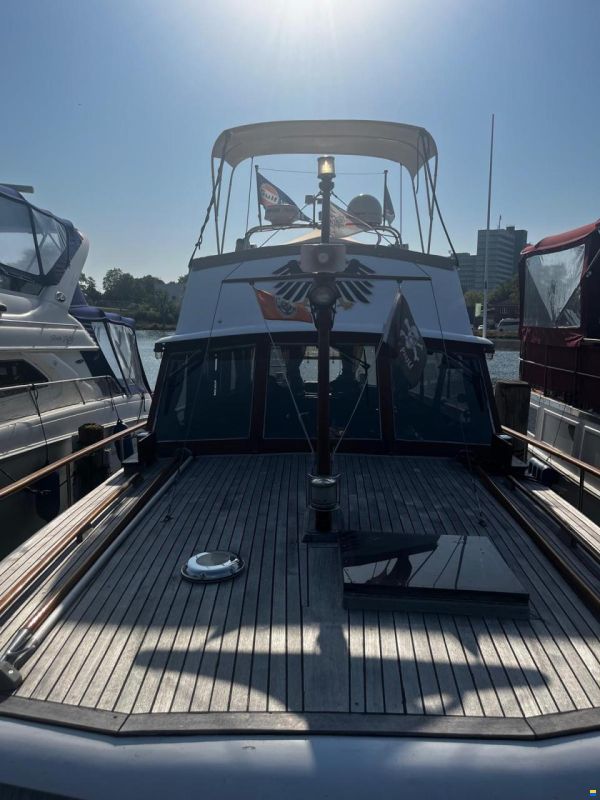 Vertens Motoryacht mit Flybridge