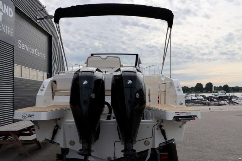 Quicksilver Activ 875 Sundeck