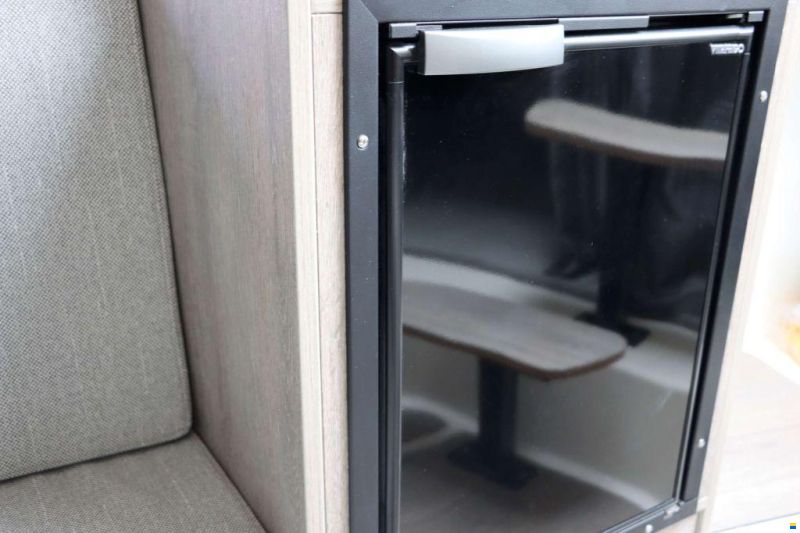 Quicksilver Activ 875 Sundeck