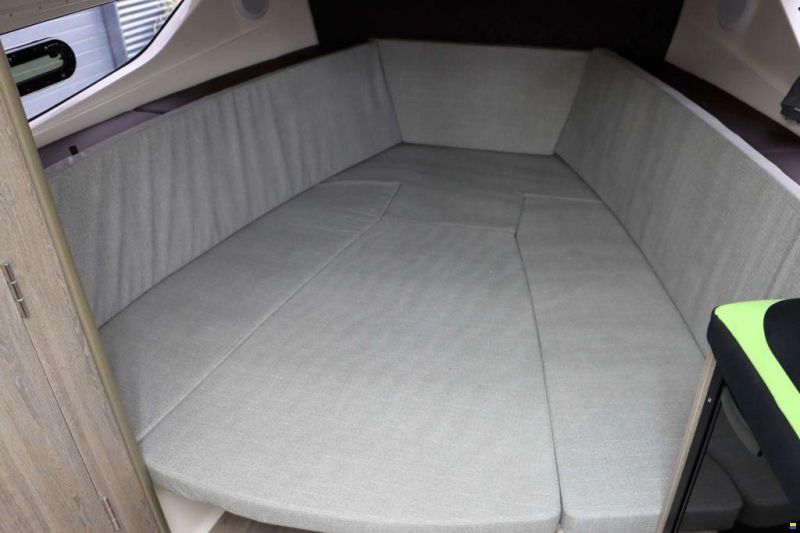 Quicksilver Activ 875 Sundeck