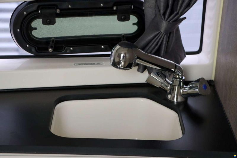 Quicksilver Activ 875 Sundeck