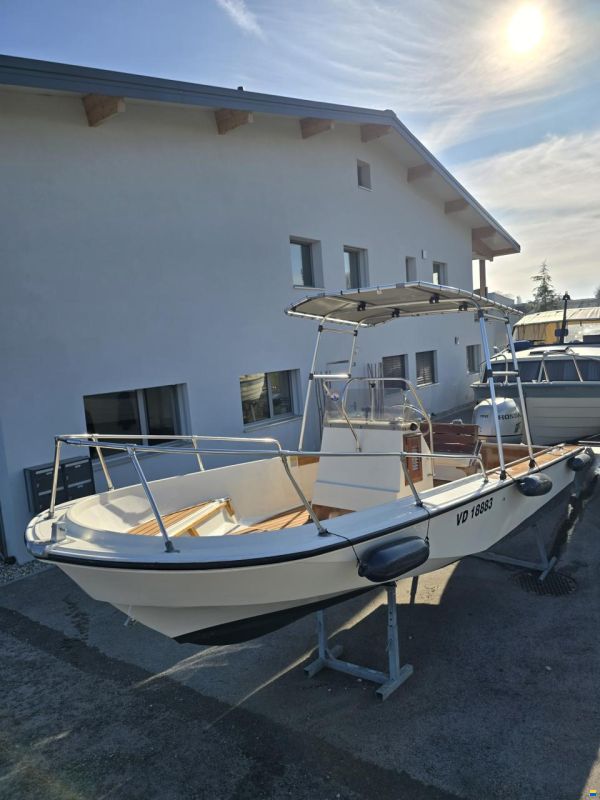 Boston Whaler Outrage 18
