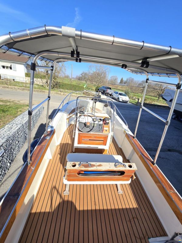 Boston Whaler Outrage 18