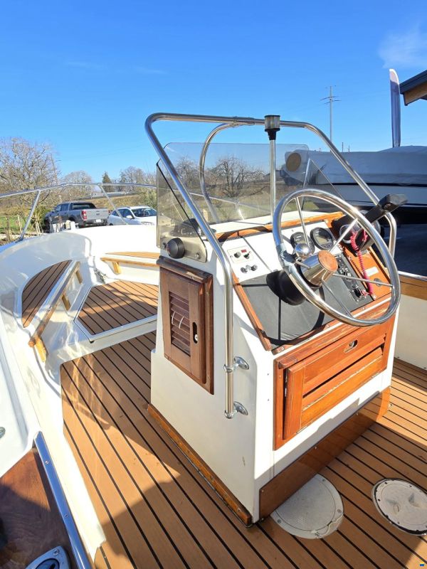 Boston Whaler Outrage 18