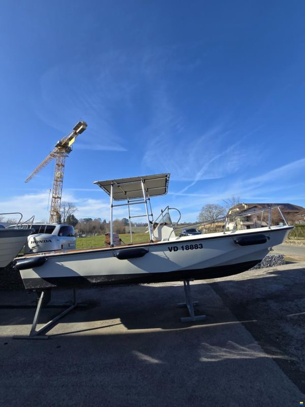 Boston Whaler Outrage 18