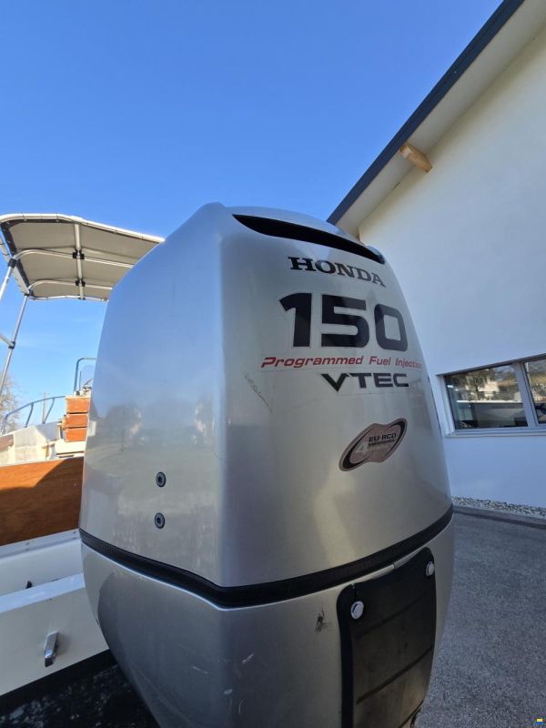 Boston Whaler Outrage 18