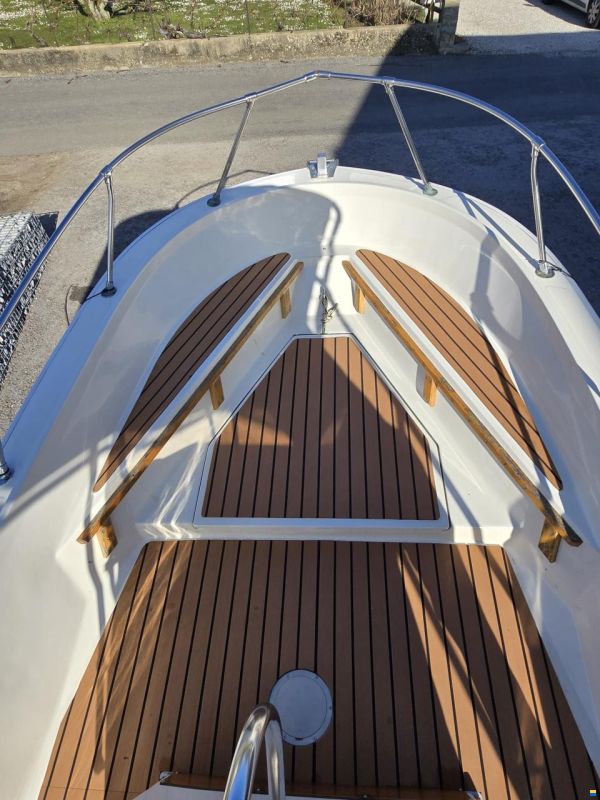 Boston Whaler Outrage 18