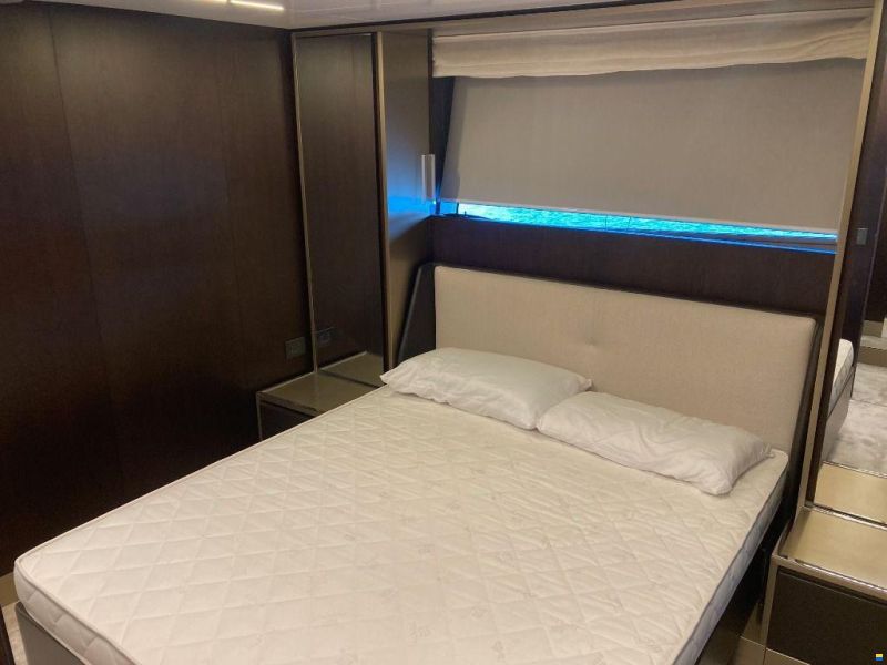 Ferretti 850 HT