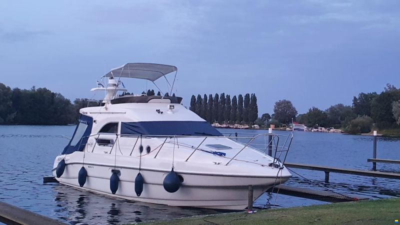 Sealine F330/F33