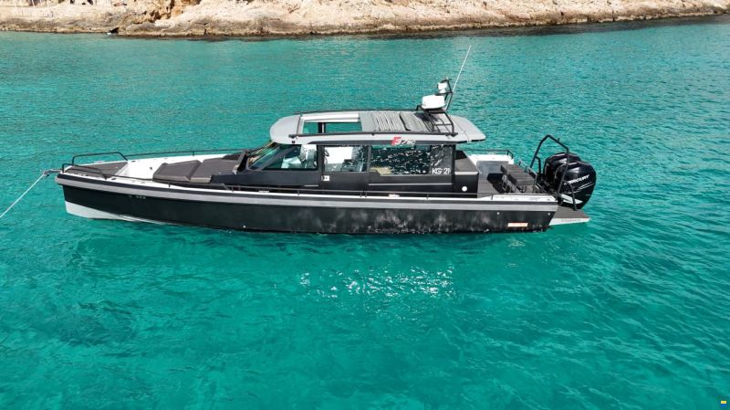 Axopar 37 Sports Cabin