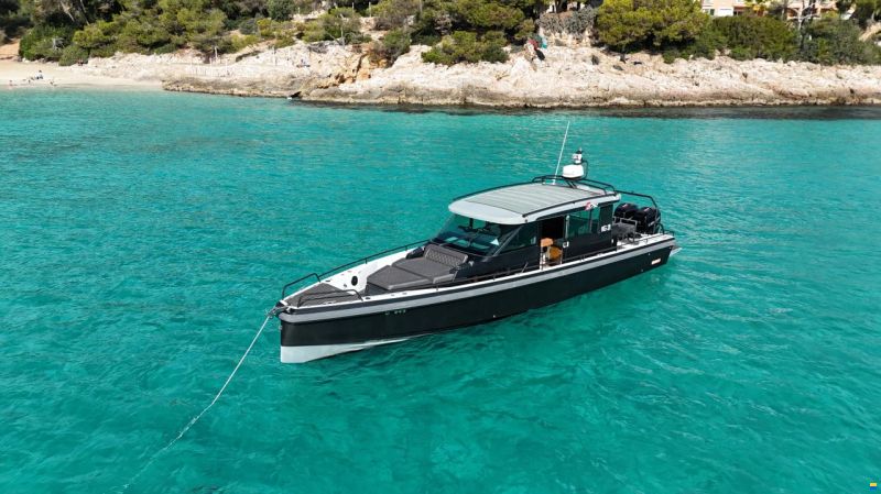 Axopar 37 Sports Cabin