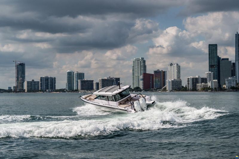 Axopar 37 Cross Cabin