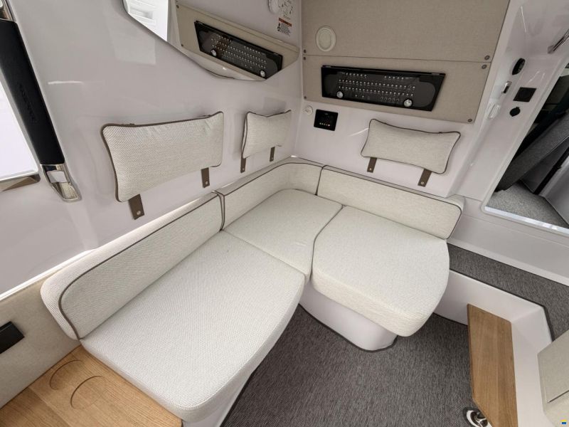 Axopar 37 Cross Cabin