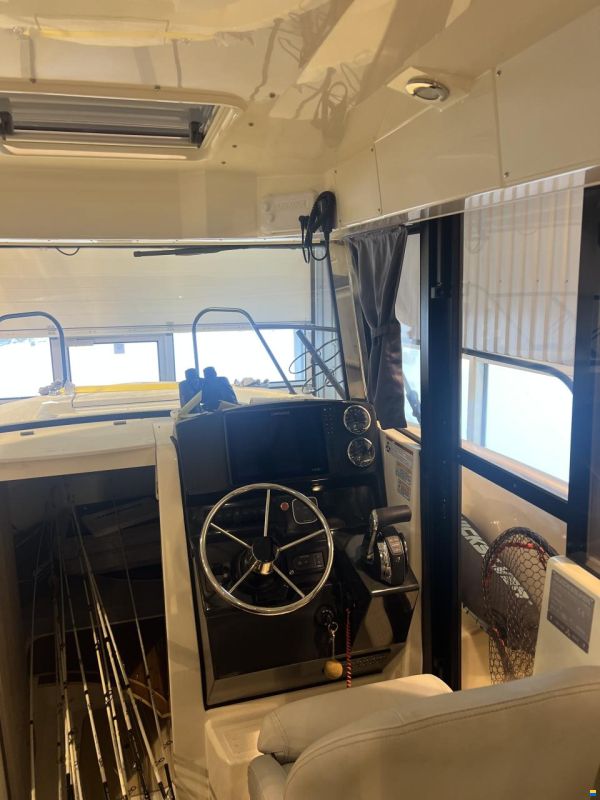 Quicksilver Pilothouse 705
