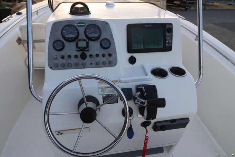 Trophy 2203 Center Console