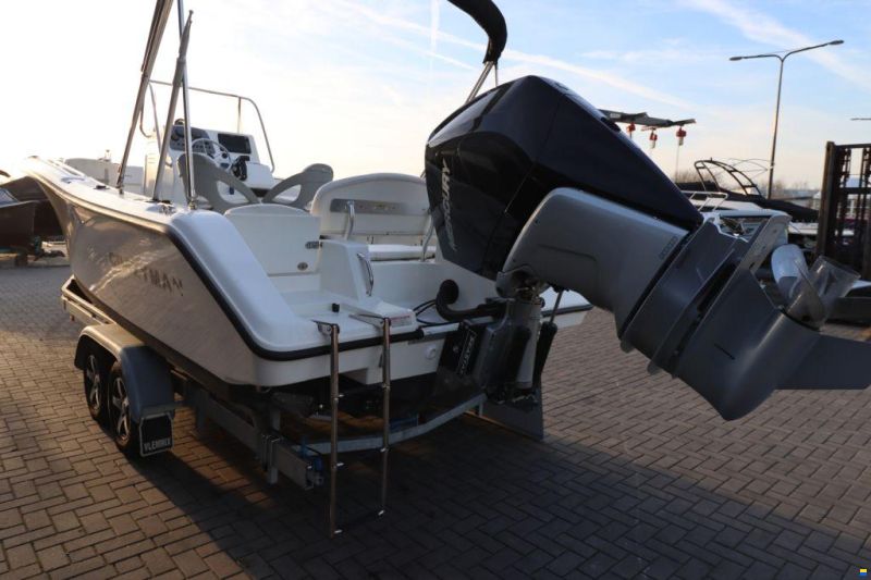Trophy 2203 Center Console