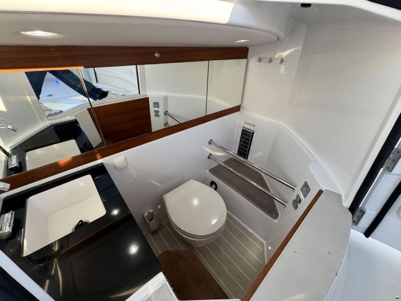 Axopar 28 Cabin
