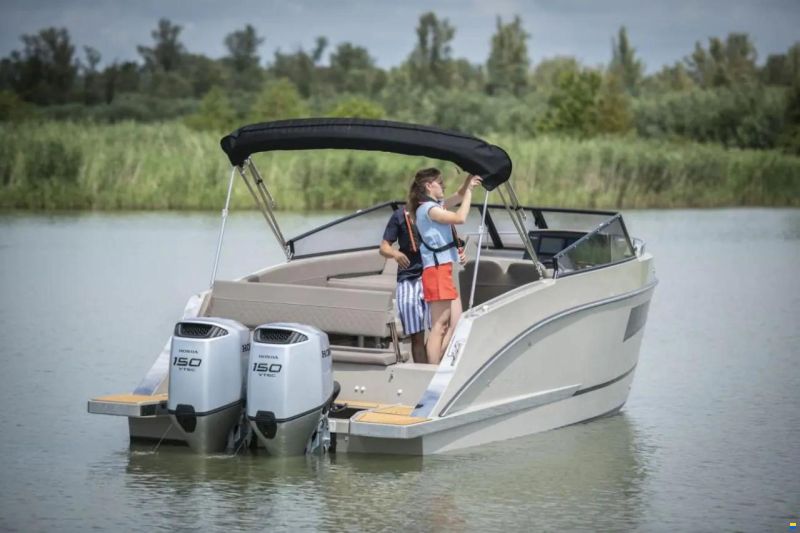 Maxima 800 Cabin