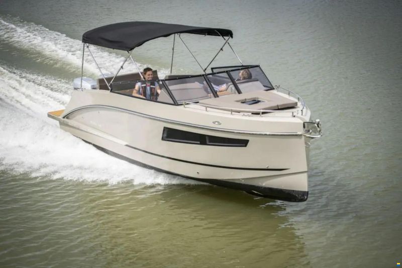 Maxima 800 Cabin