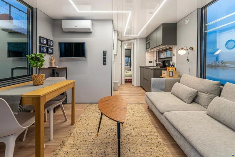 La Mare Modern 10 Houseboat