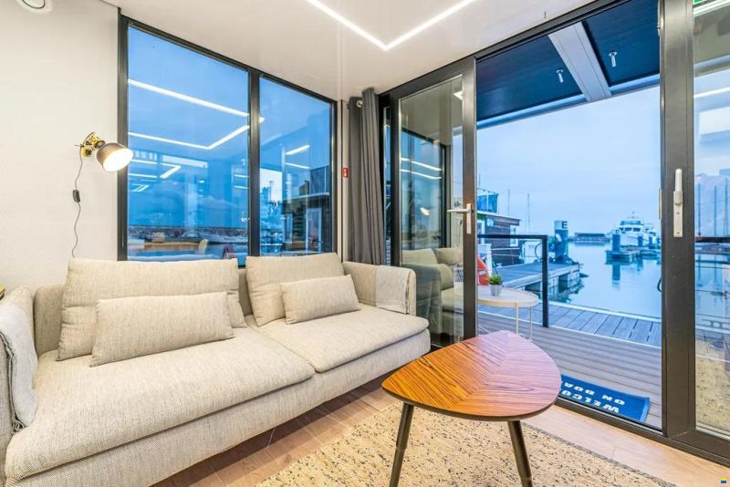 La Mare Modern 10 Houseboat