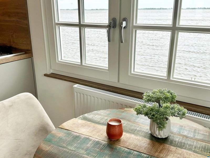 Homeship Vaarchalet 1250D Luxe Houseboat