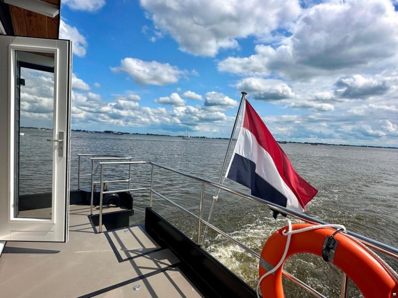 Homeship Vaarchalet 1250D Luxe Houseboat