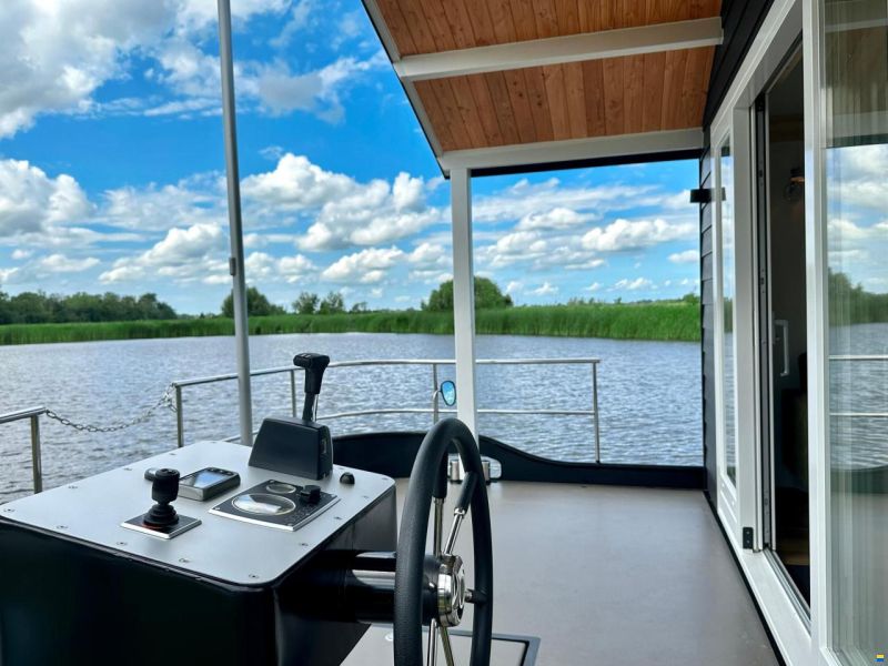 Homeship Vaarchalet 1250D Luxe Houseboat