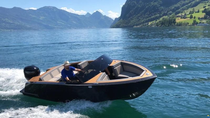 Flying Shark 5.7 Classic Bowrider