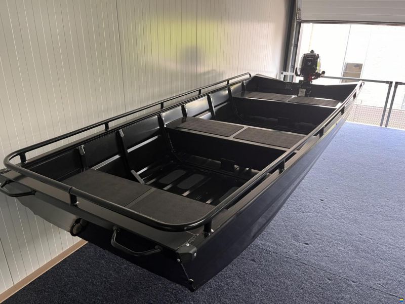 Qwest Marine F361 Black