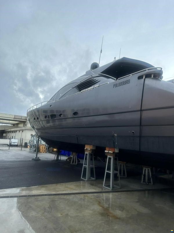 Pershing 76