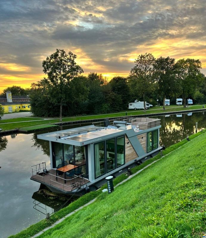 Houseboat Friesland 12.75 X 4.50 (inboar