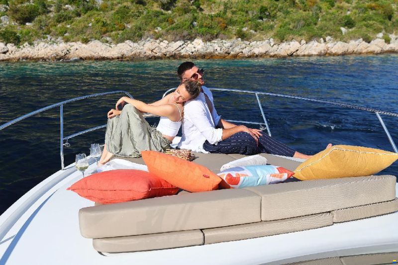 Sealine S335