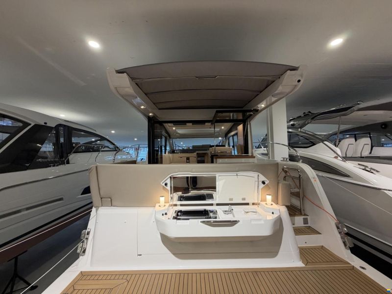 Sealine S335
