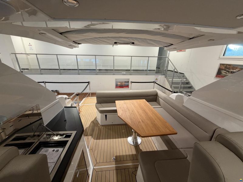Sealine S335