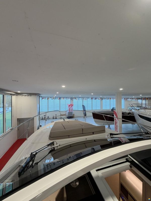 Sealine S335