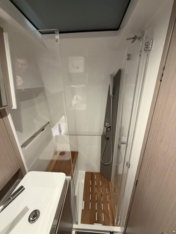 Sealine S335