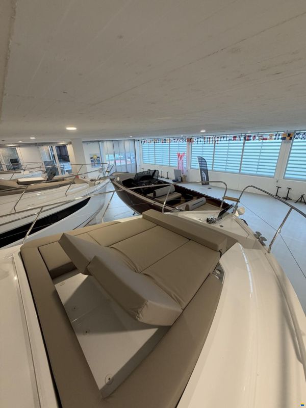 Sealine C390