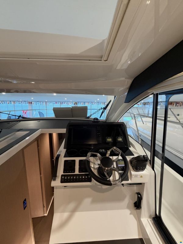 Sealine C390