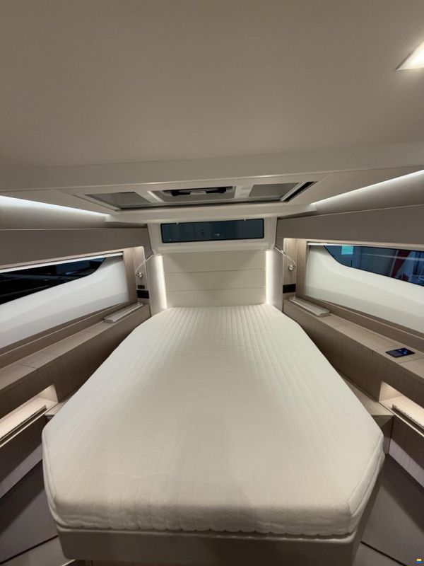 Sealine C390