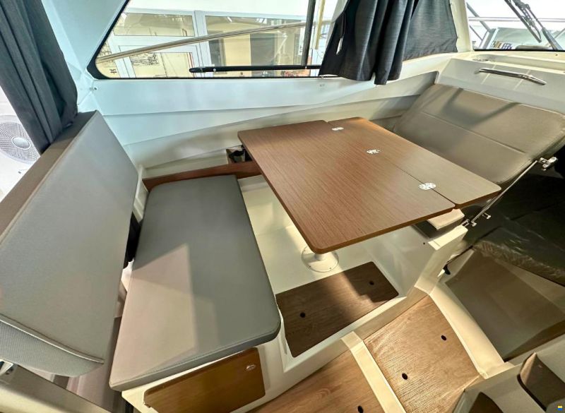 Beneteau Antares 7 Cruising