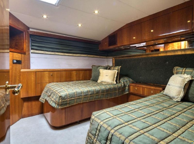Hatteras 86'