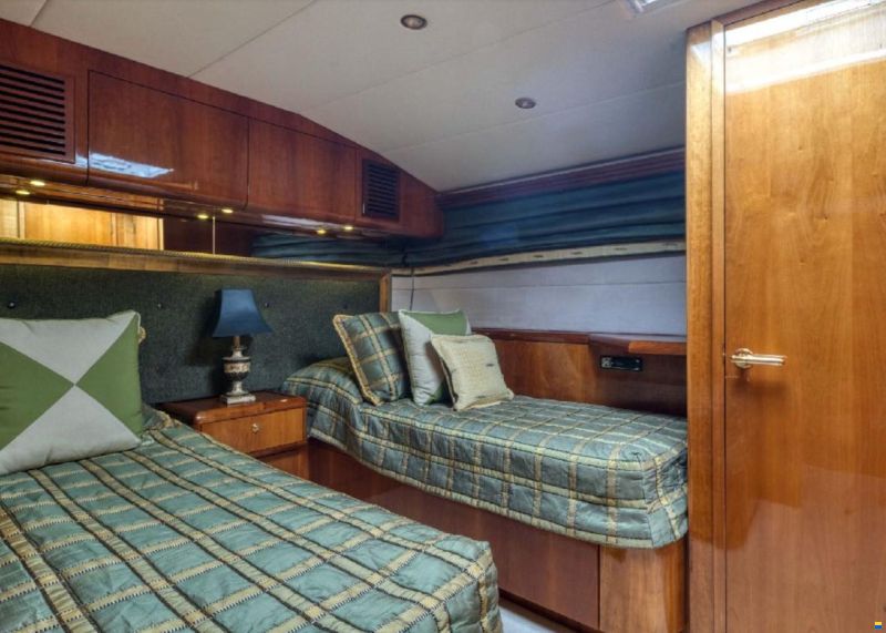 Hatteras 86'
