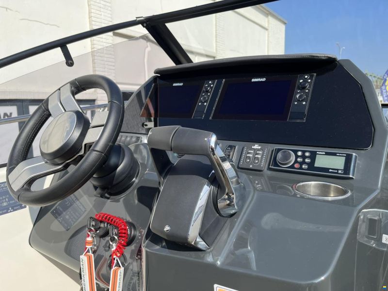 Quicksilver 875 Sundeck