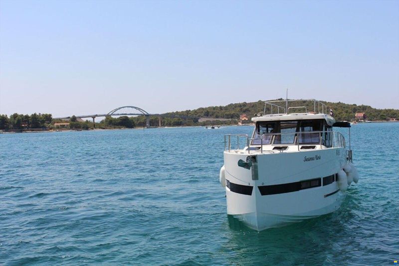 Cobra Futura 36