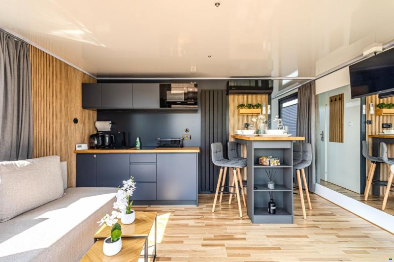 mBoat Liveaboard House