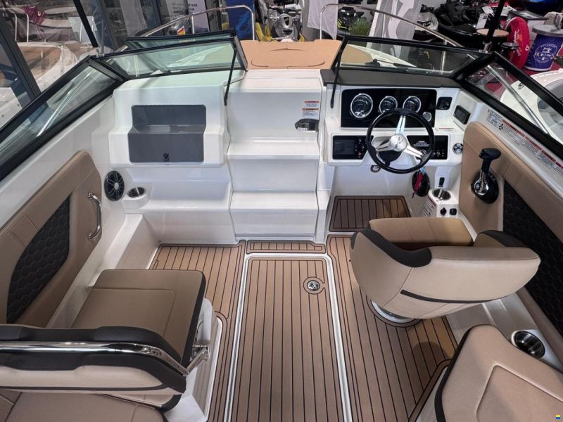 Sea Ray 230 SSE