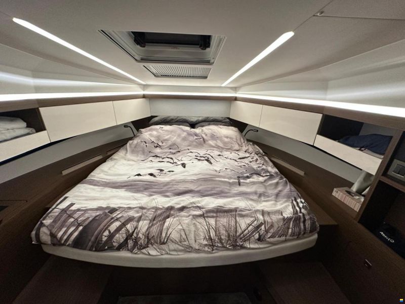Jeanneau NC37 met slechts 87 uur!