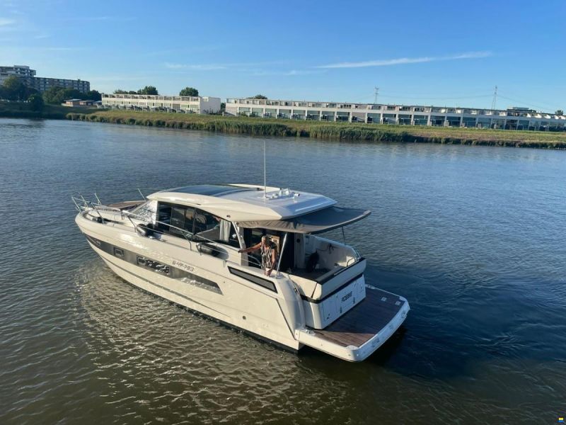 Jeanneau NC37 met slechts 87 uur!