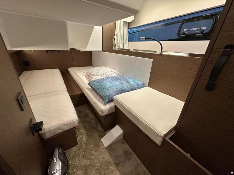 Jeanneau NC37 met slechts 87 uur!